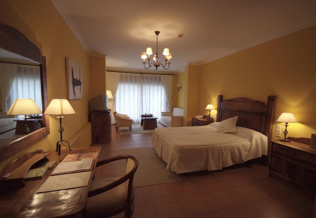 Hotel Spa Sant Ferriol バサルー 部屋 写真